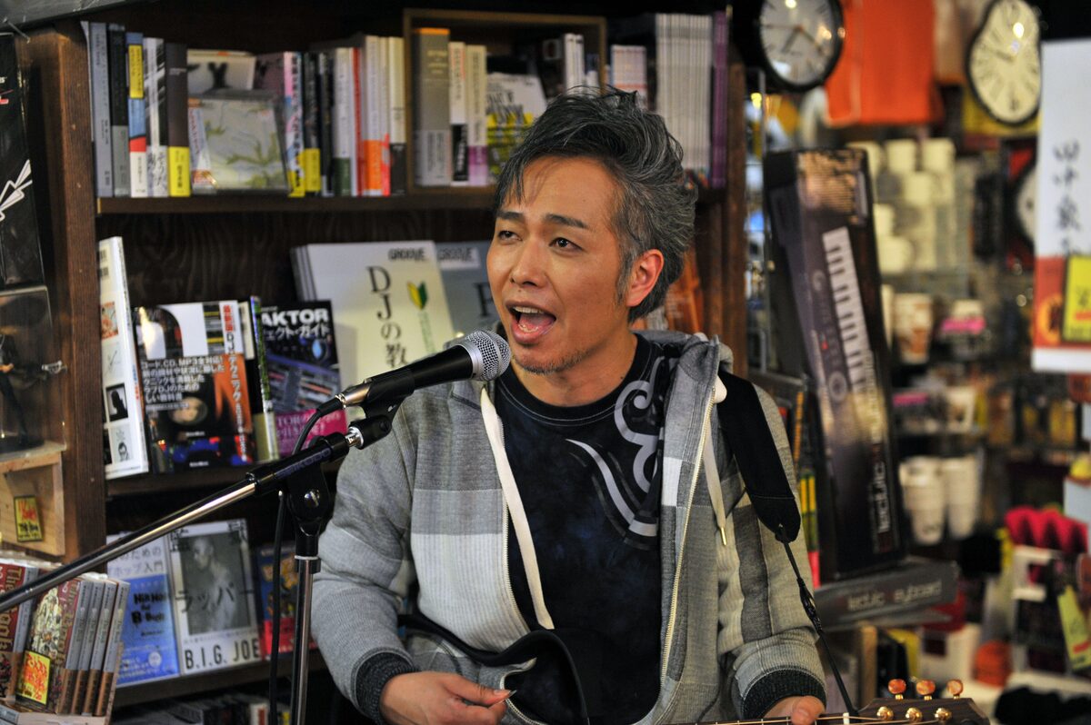 大槻ケンヂ ヴィレヴァンで感謝のサプライズライブ実施 音楽ナタリー