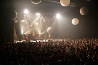 写真は12月16日のライブの模様（撮影：上飯坂一）。