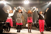 ライブ終演後、オーディエンスに挨拶するねごとの4人（撮影：上飯坂一）。