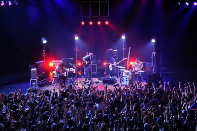 MCではZepp Tokyoで行われていたGUNS N' ROSESのライブについても触れたSPECIAL OTHERSのメンバー。（撮影：KAZUHARU IGARASHI）