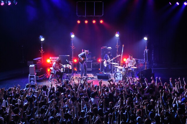 MCではZepp Tokyoで行われていたGUNS N' ROSESのライブについても触れたSPECIAL OTHERSのメンバー。（撮影：KAZUHARU IGARASHI）