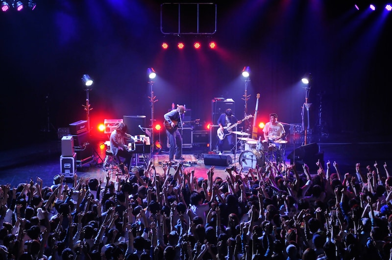 MCではZepp Tokyoで行われていたGUNS N' ROSESのライブについても触れたSPECIAL OTHERSのメンバー。(撮影:KAZUHARU IGARASHI)