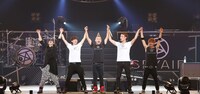日本武道館ライブを終え、観客に挨拶するSPYAIRの5人（撮影：Tsukasa Miyoshi）。