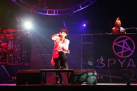 IKE（写真左 / Vo）、ENZEL☆（写真右 / DJ）（撮影：Tsukasa Miyoshi）