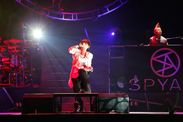 IKE（写真左 / Vo）、ENZEL☆（写真右 / DJ）（撮影：Tsukasa Miyoshi）