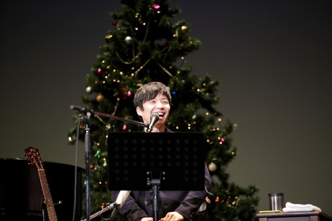 クリスマスツリーと星野源。