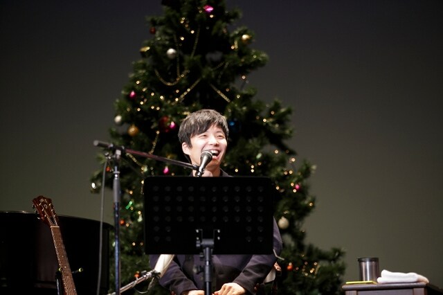 クリスマスツリーと星野源。