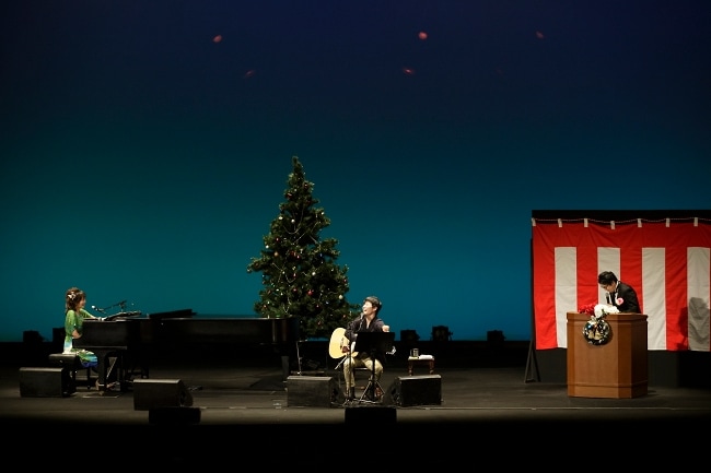 前半の各ソロパートはシンプルなセットだったが、ふたり紅白コーナーではクリスマスツリーと紅白幕が登場した。