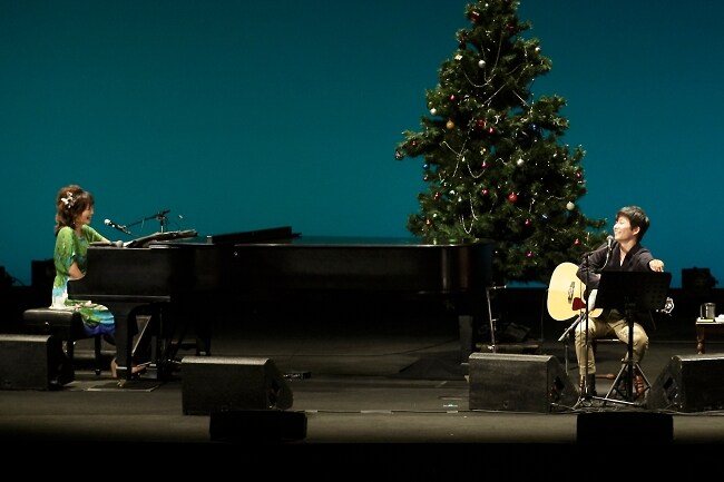 清水ミチコ（写真左）は「源ちゃん、やったね！ 去年はリキッド、今年は渋公、来年はNHKホールだね！」と“本家”に挑む気満々。