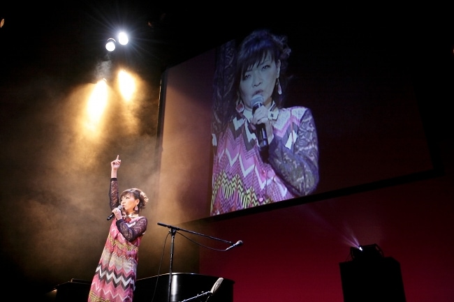 山口百恵「イミテイション・ゴールド」のモノマネを表情付きで見事に表現する清水ミチコ。