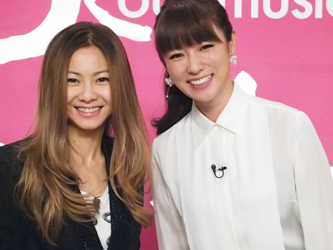 トーク収録後の倉木麻衣（写真左）と深田恭子（右）。