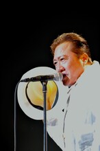 ライブ中の石橋凌。（撮影：渡邉俊夫）