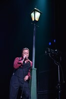 ライブ中の石橋凌。（撮影：渡邉俊夫）