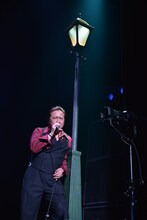 ライブ中の石橋凌。（撮影：渡邉俊夫）