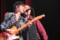 仲井戸麗市（写真左）と石橋凌（右）。（撮影：渡邉俊夫）