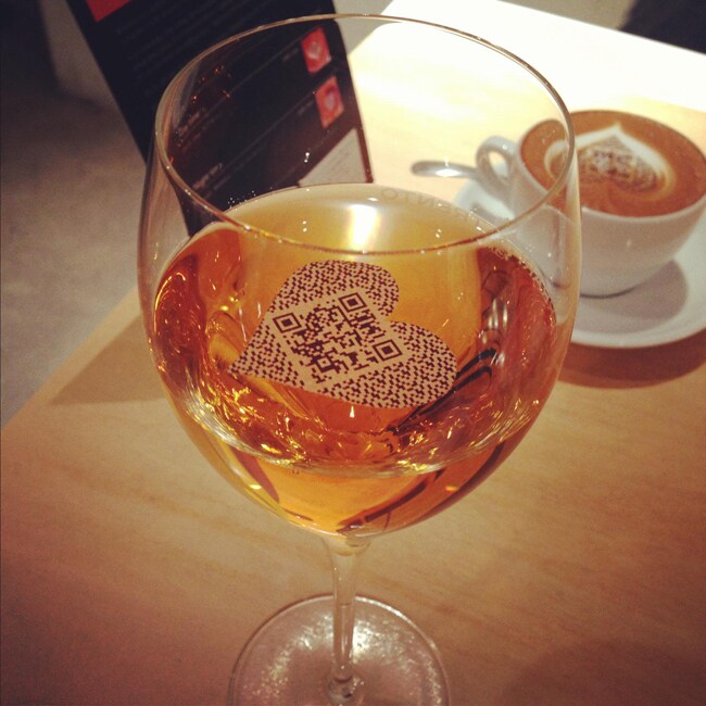 食べられるQRコードが液面に浮かび、思わず写真を撮りたくなってしまう「Only One Cocktail」。