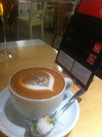 一部の店舗ではラテアートとしてカフェラテでも提供。