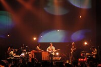 スクリーンには幻想的な映像やメンバーの手元などが映し出された。 （撮影：大塚日出樹）