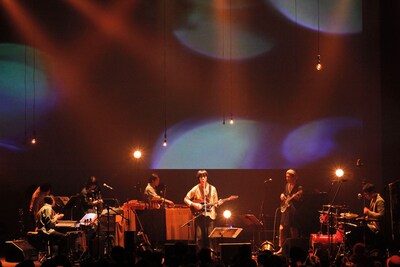 スクリーンには幻想的な映像やメンバーの手元などが映し出された。 （撮影：大塚日出樹）