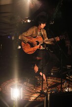 裸足で演奏するトクマルシューゴ。 （撮影：大塚日出樹）