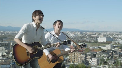 ゆずの2人が出演する「ユーキャン」CMのワンシーン。