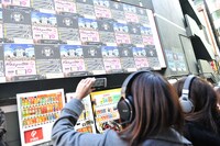 渋谷でARライブを楽しむオーディエンス。