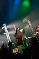 今週の人気の画像6位は「レキシ赤坂BLITZにまさかの椎名林檎、“齋藤谷津衛門”登場」より、「レッキシセンス」を高々と掲げるレキシ。