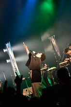 「レッキシセンス」を高々と掲げるレキシ。