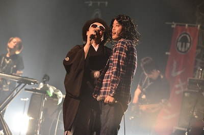 斉藤和義を意識した齋藤谷津衛門（写真右）とレキシ（左）。