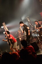 アンコールで「狩りから稲作へ」をセッションしている様子。写真左からレキシ、東インド貿易会社マン、となりのトロ遺跡。