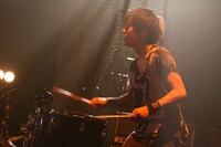 「ラッパと娘」でのスティックさばきも堂に入っていた古村大介（G）。