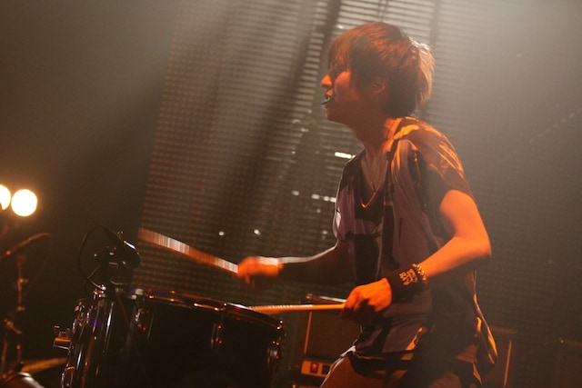 「ラッパと娘」でのスティックさばきも堂に入っていた古村大介（G）。