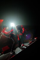 光村龍哉（Vo, G）と古村大介（G）によるギターバトル。