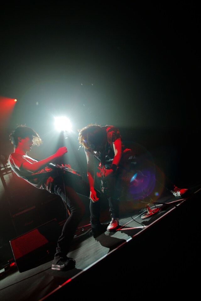 光村龍哉（Vo, G）と古村大介（G）によるギターバトル。