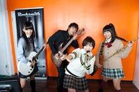 ピエール中野（凛として時雨）と私立恵比寿中学から瑞季（出席番号1番）、安本彩花（出席番号5番）、星名美怜（出席番号7番）。