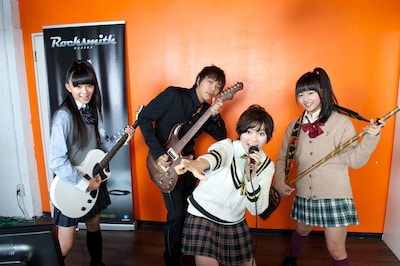 ピエール中野（凛として時雨）と私立恵比寿中学から瑞季（出席番号1番）、安本彩花（出席番号5番）、星名美怜（出席番号7番）。