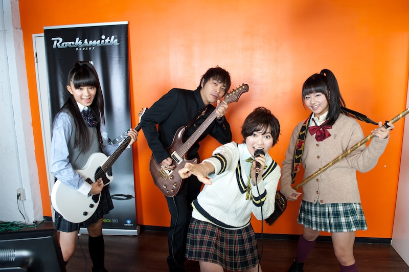 ピエール中野（凛として時雨）と私立恵比寿中学から瑞季（出席番号1番）、安本彩花（出席番号5番）、星名美怜（出席番号7番）。