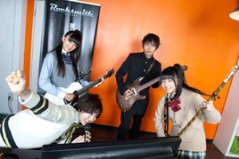 エビ中＆ピエール中野、ロックスミス中学でギターバトル