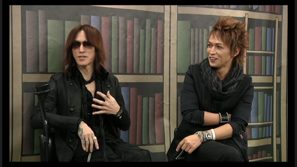 SUGIZO（左）とINORAN（右）が出演した新作「The End of the Dream / Rouge」発売記念特番の一場面。