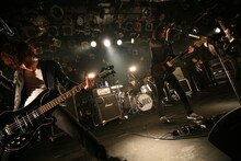 DOESが12月20日に行った東京公演の模様。（Photo by shimbo yuki）