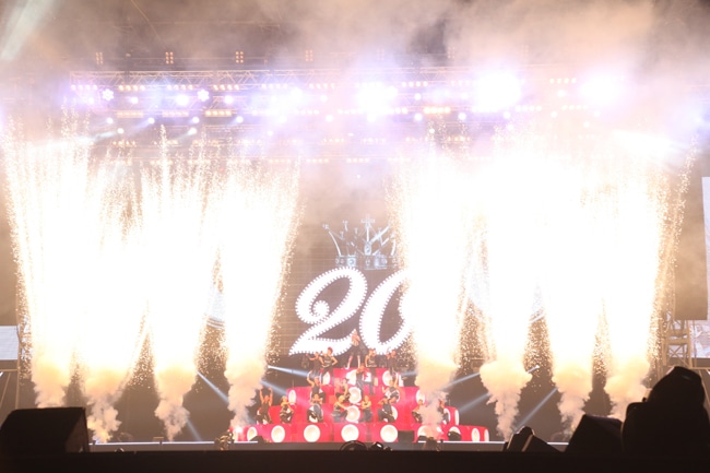 公演中最もダイナミックな演出となった、「Let′s Go」が終わる瞬間の特効。