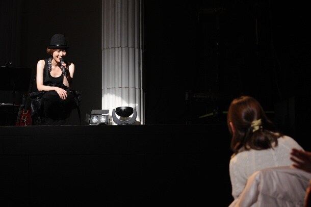 客席1列目には、昨年のクリスマスライブでステージに上げた顔なじみの子供のファンの姿が。寛子は「お姉ちゃんになったねー！」と声をかけ、再びステージに招き入れた。