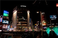 12月23日20:23より渋谷の街頭ビジョンはillionの映像でジャックされた。