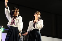 市來玲奈、高山一実（左から）