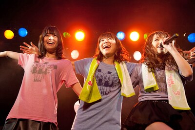 3人並んでラインダンスを踊るKaede、Megu、Nao☆（写真左から）。