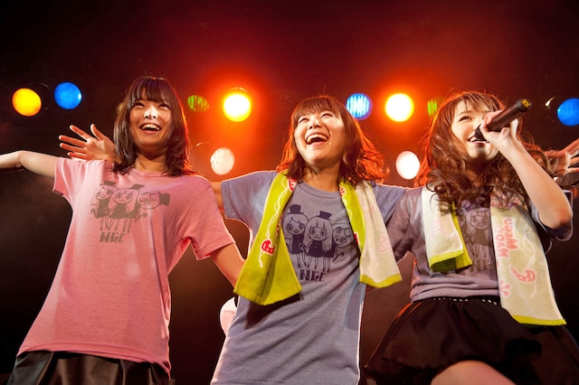 3人並んでラインダンスを踊るKaede、Megu、Nao☆（写真左から）。