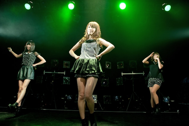 初お披露目となった新衣装はNao☆（写真中央）がデザインを担当。