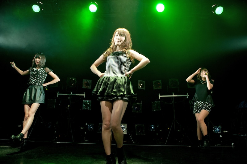 初お披露目となった新衣装はNao☆(写真中央)がデザインを担当。