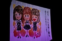 終演後に上映されたスクリーン映像。