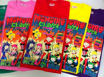 インパクトたっぷりのももいろクローバーZとおでんくんのコラボTシャツ。